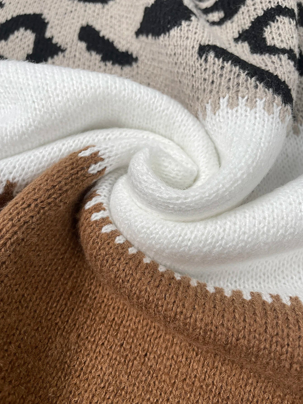 Savannah - Suéter de punto con estampado de leopardo refinado